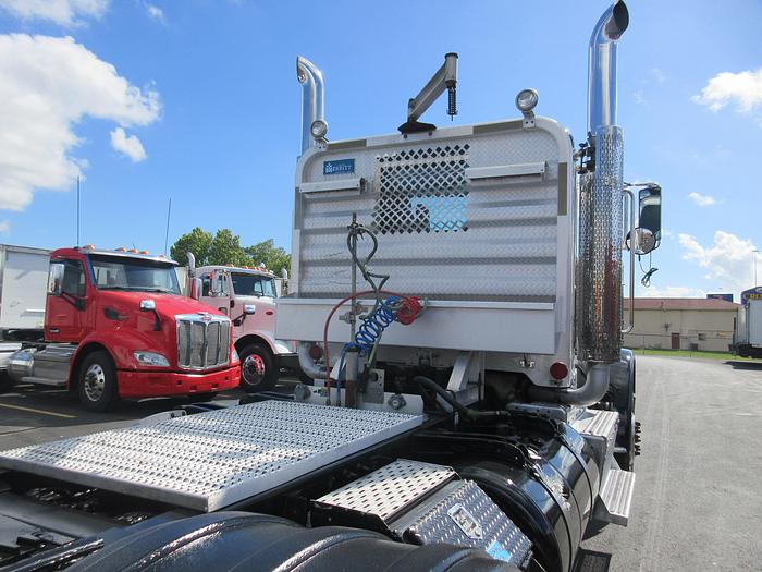 Used 2015 PETERBILT 389 - 6810