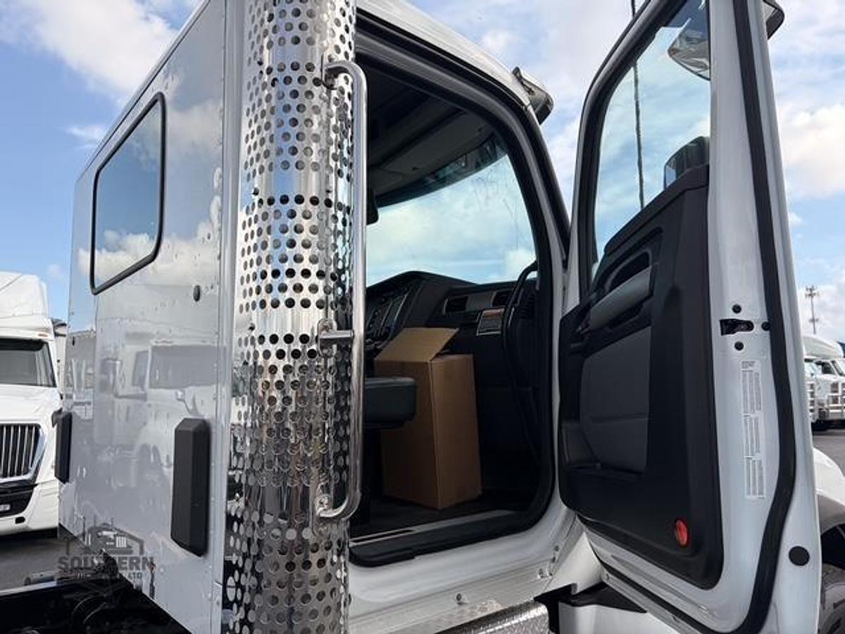 Used 2025 KENWORTH T880