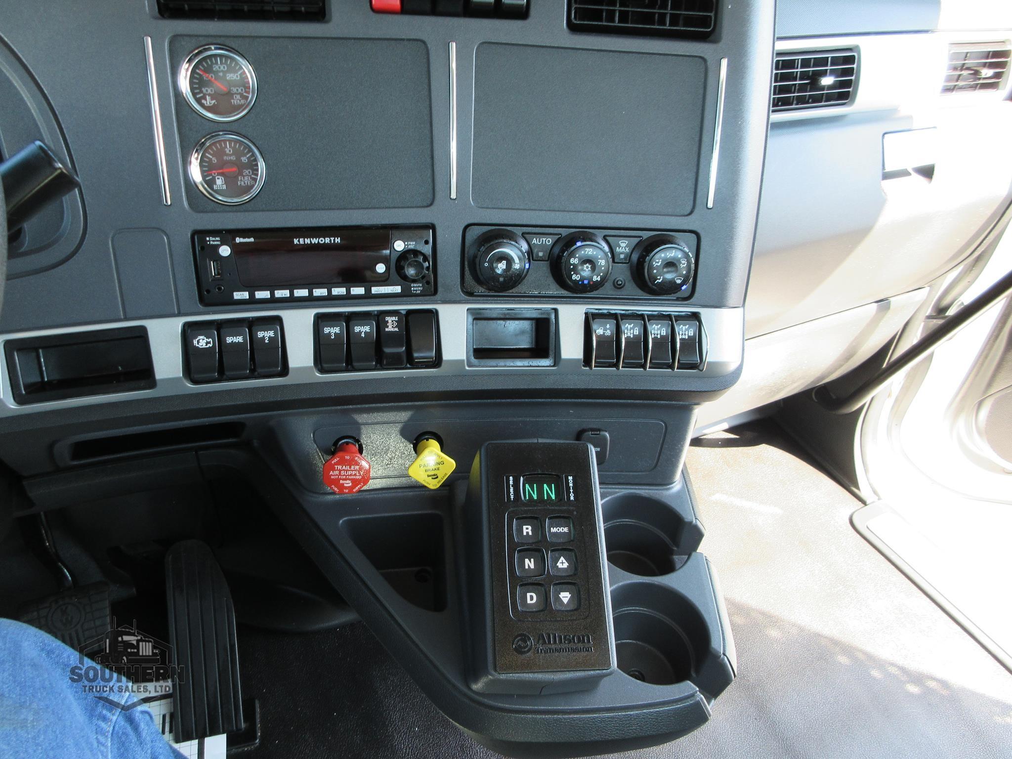 2025 KENWORTH T880