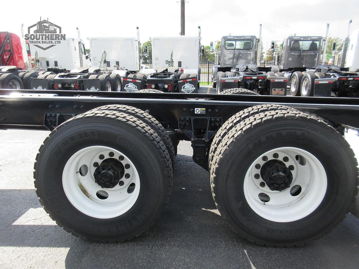 2025 KENWORTH T880