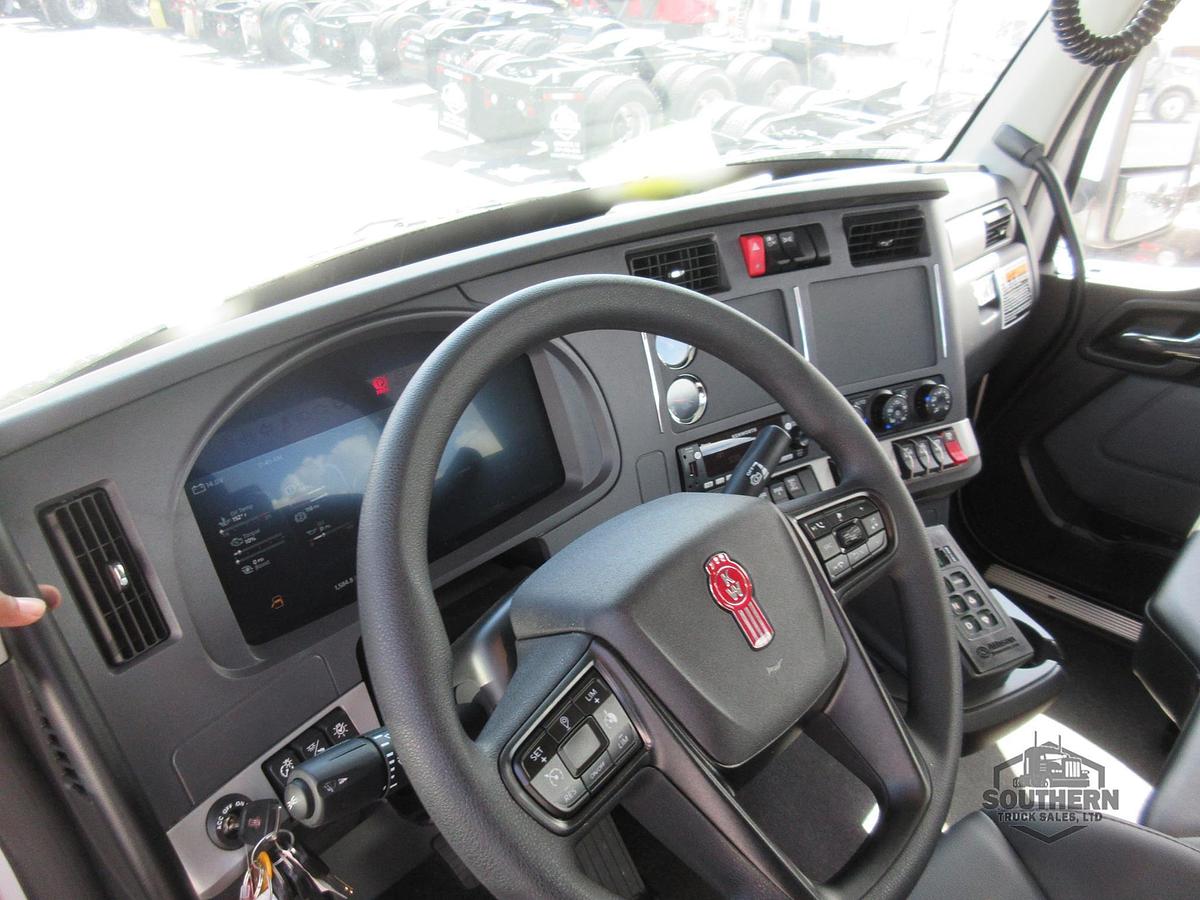 2025 KENWORTH T880