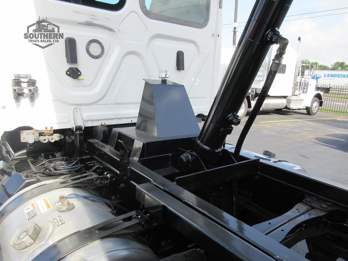 Used 2019 FREIGHTLINER CASCADIA 126