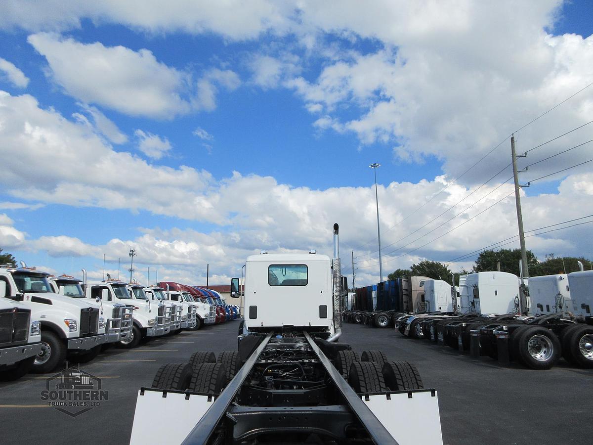 2025 KENWORTH T880