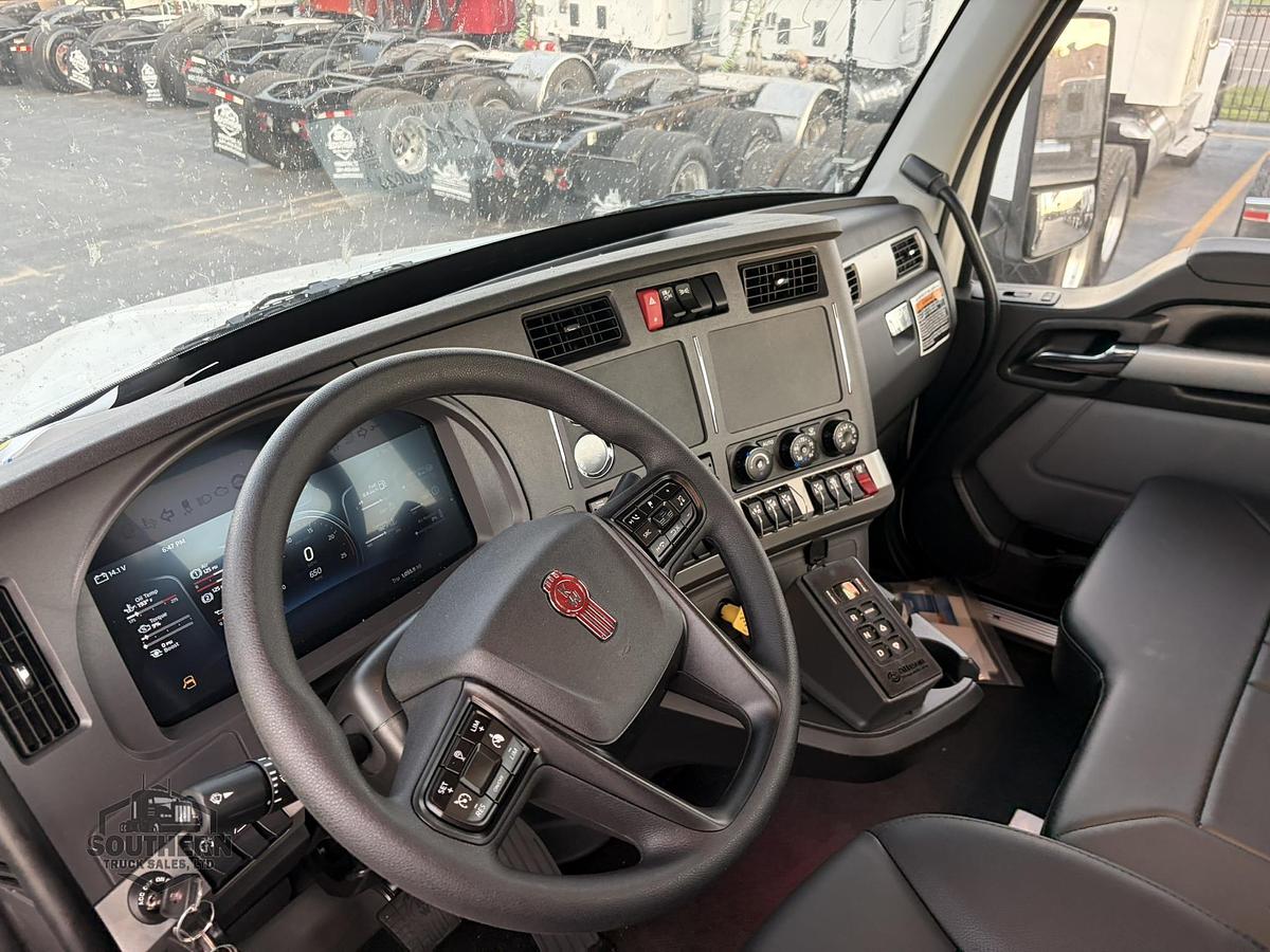2025 KENWORTH T880