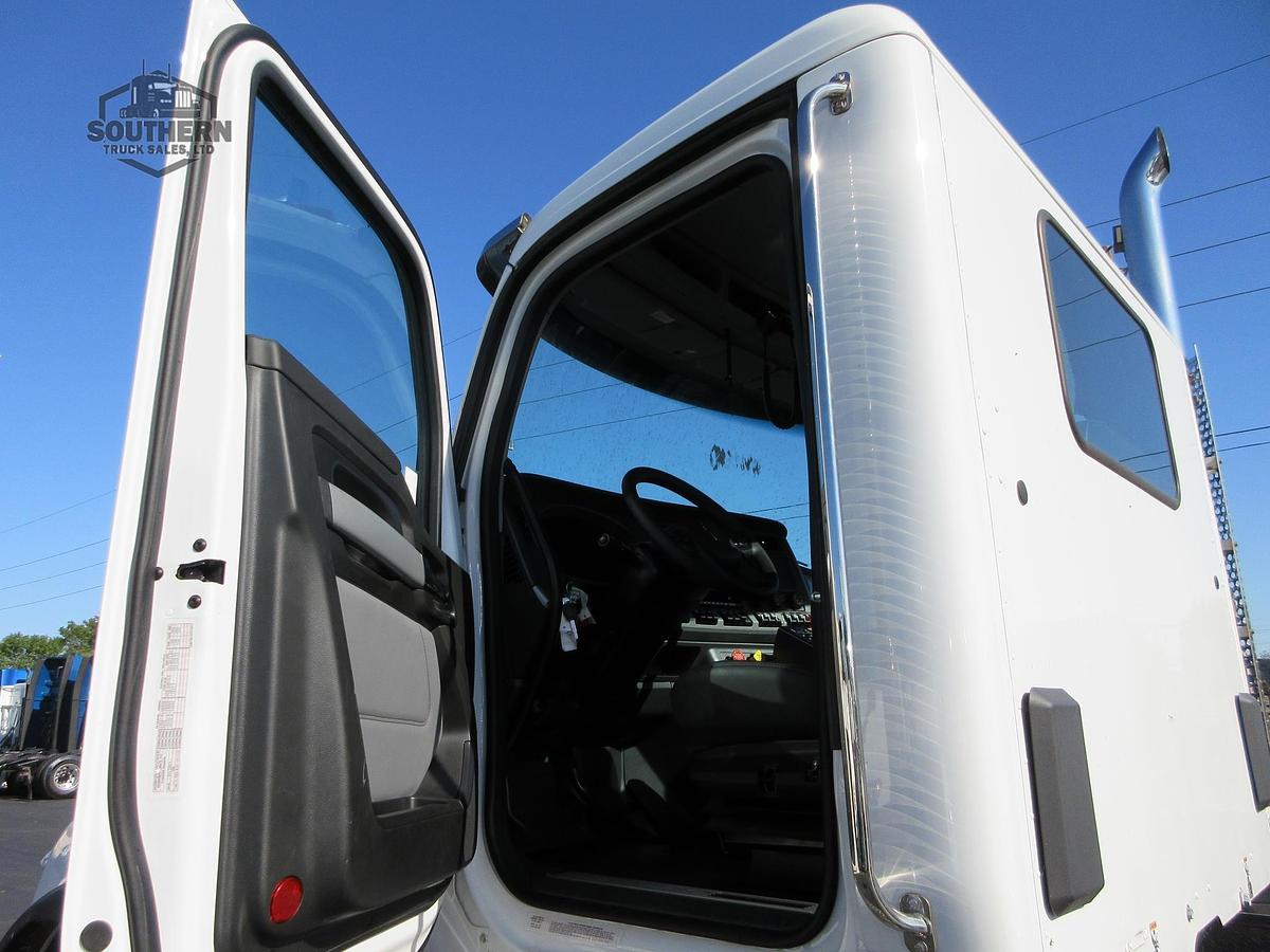 2025 KENWORTH T880