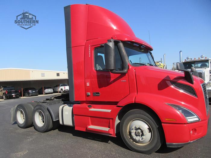 Used 2020 VOLVO VNR64T300