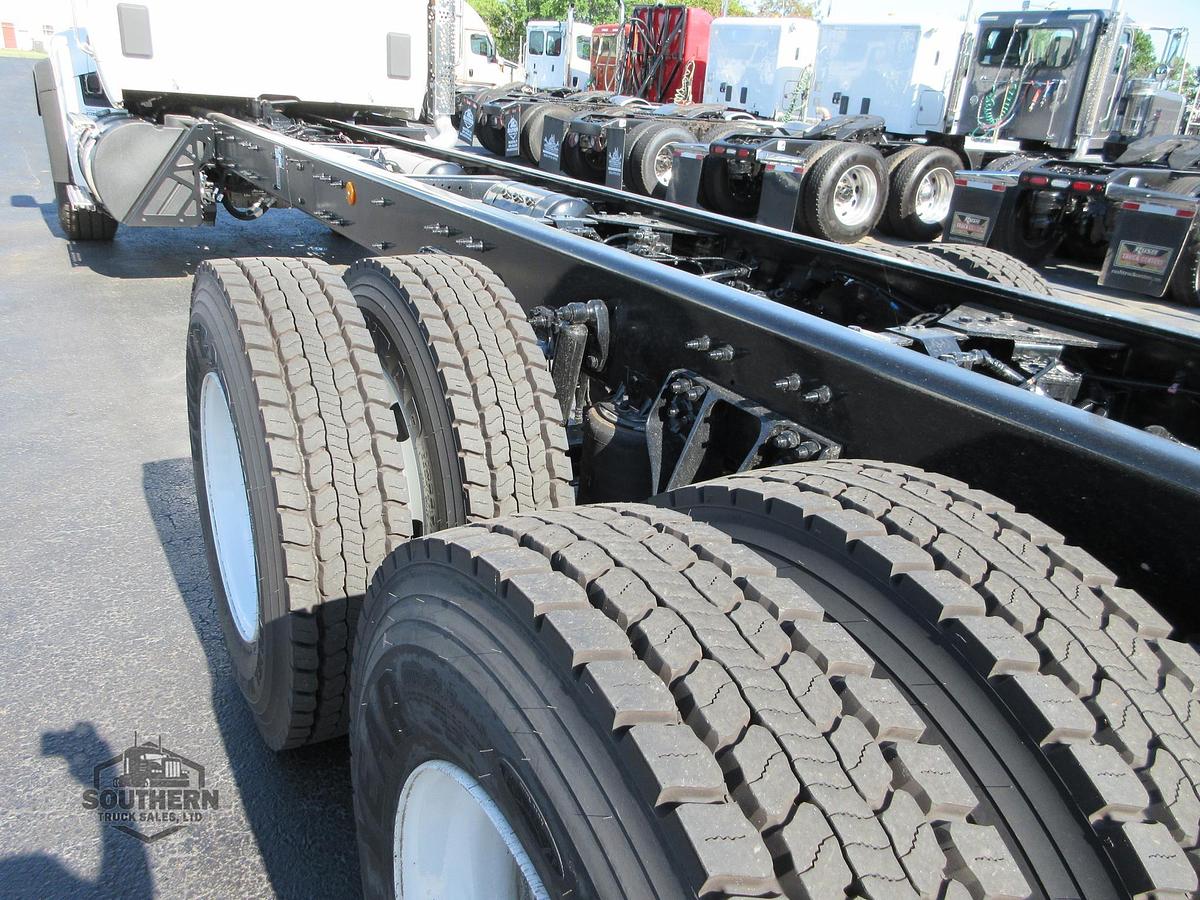 2025 KENWORTH T880