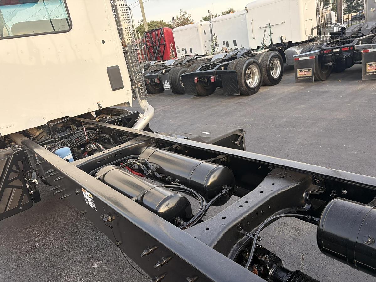 2025 KENWORTH T880