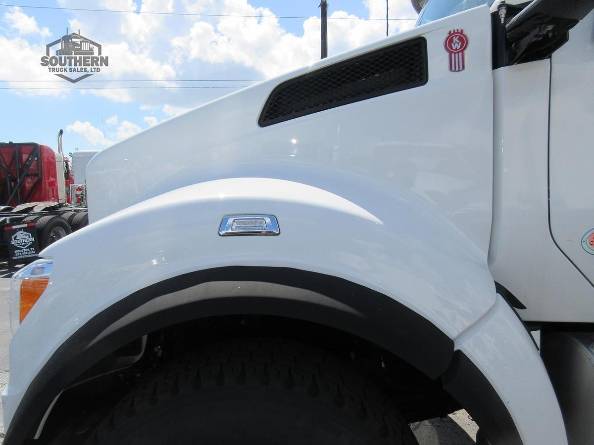 2025 KENWORTH T880
