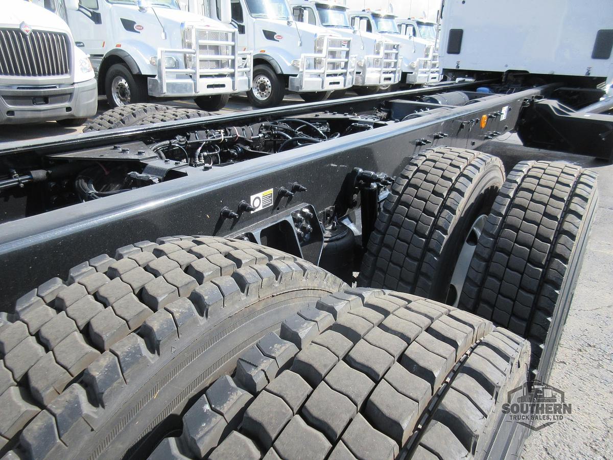2025 KENWORTH T880