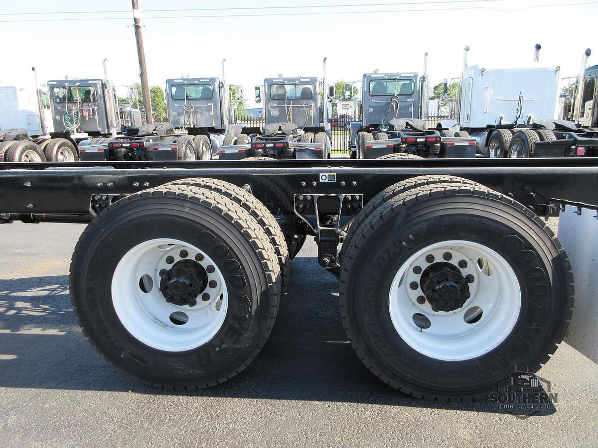 2025 KENWORTH T880