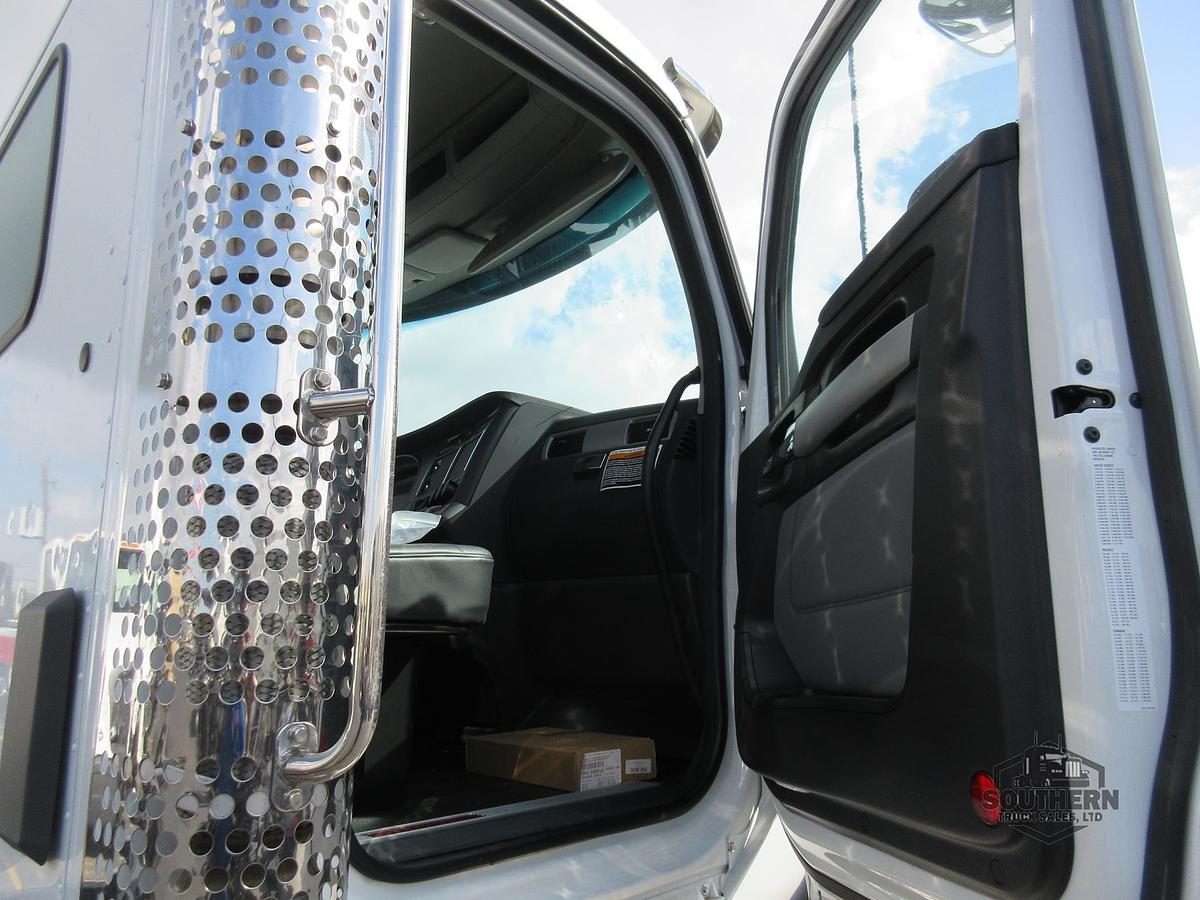 2025 KENWORTH T880
