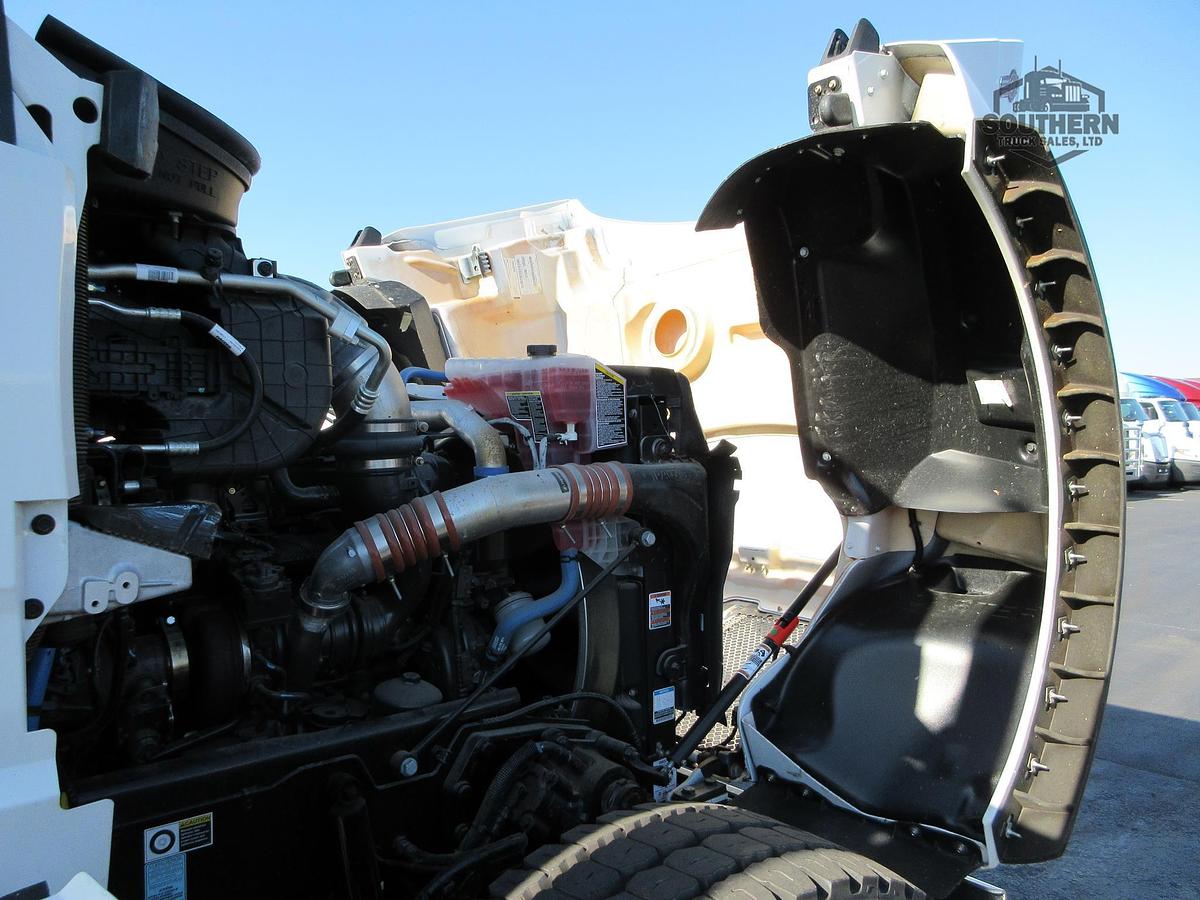 2025 KENWORTH T880