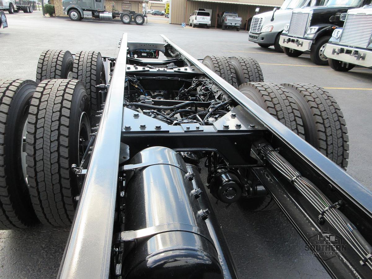 2025 KENWORTH T880