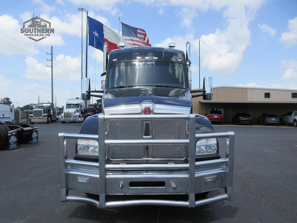 Used 2023 KENWORTH T880