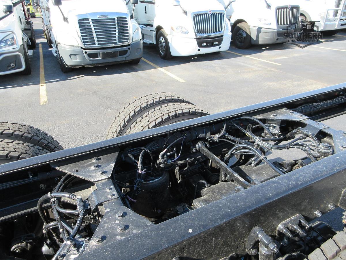 2025 KENWORTH T880