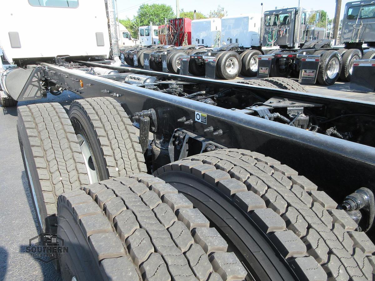 2025 KENWORTH T880