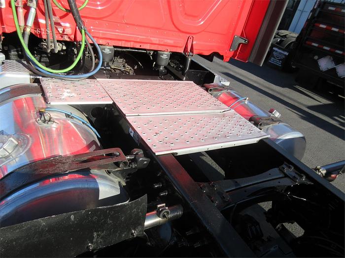 Used 2018 FREIGHTLINER CASCADIA 126