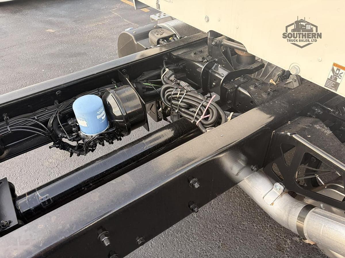 2025 KENWORTH T880