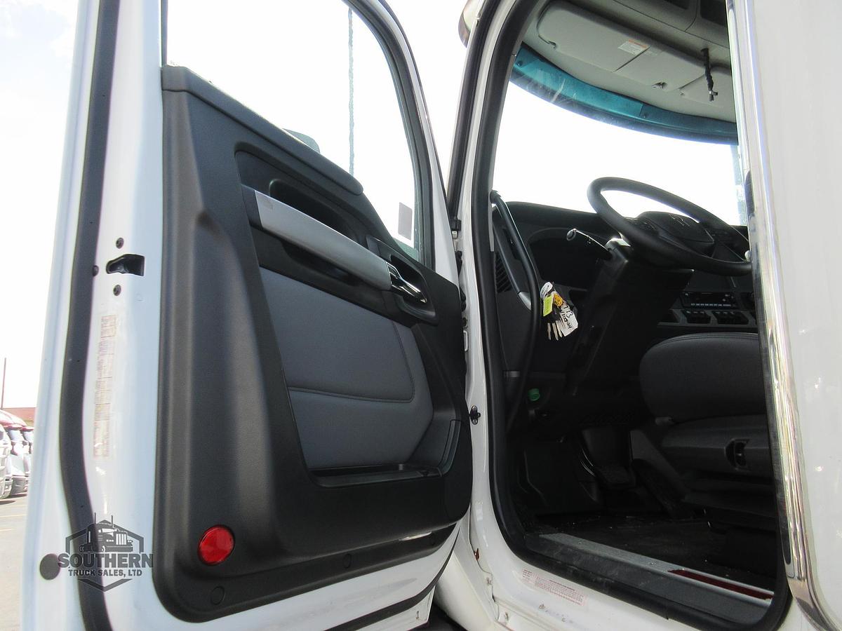 2025 KENWORTH T880