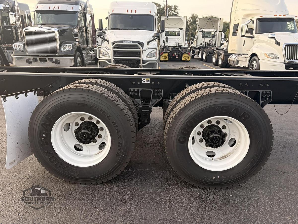 2025 KENWORTH T880