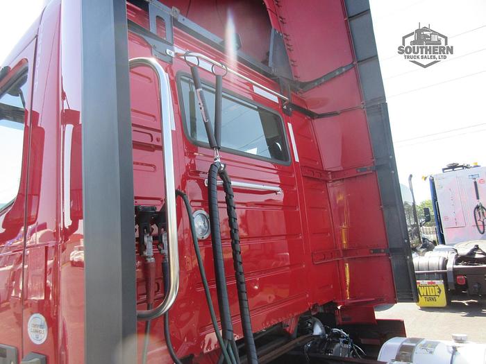 Used 2020 VOLVO VNR64T300