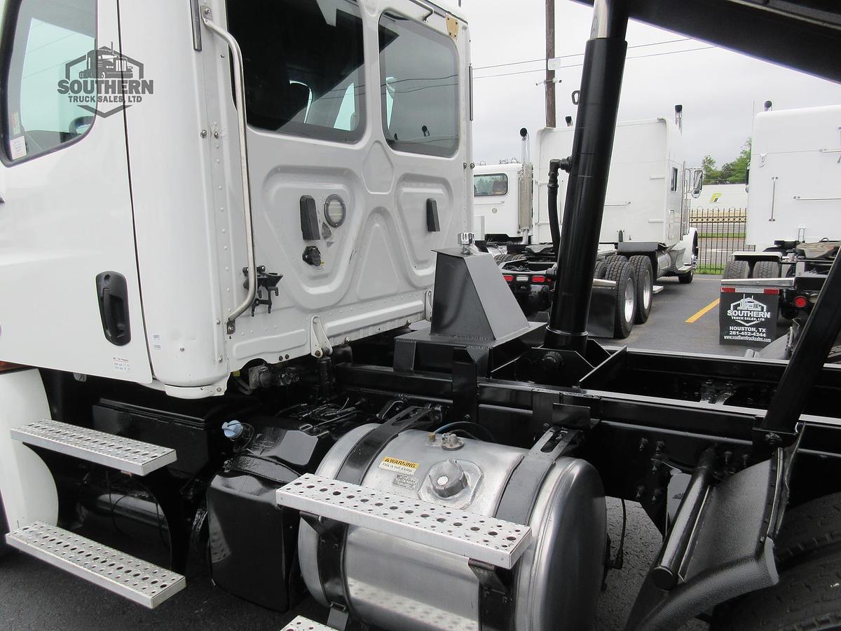 Used 2019 FREIGHTLINER CASCADIA 126