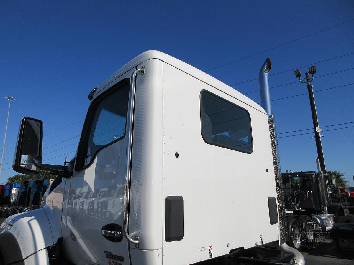 2025 KENWORTH T880