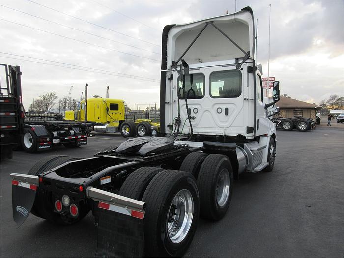 Used 2019 FREIGHTLINER CASCADIA 126