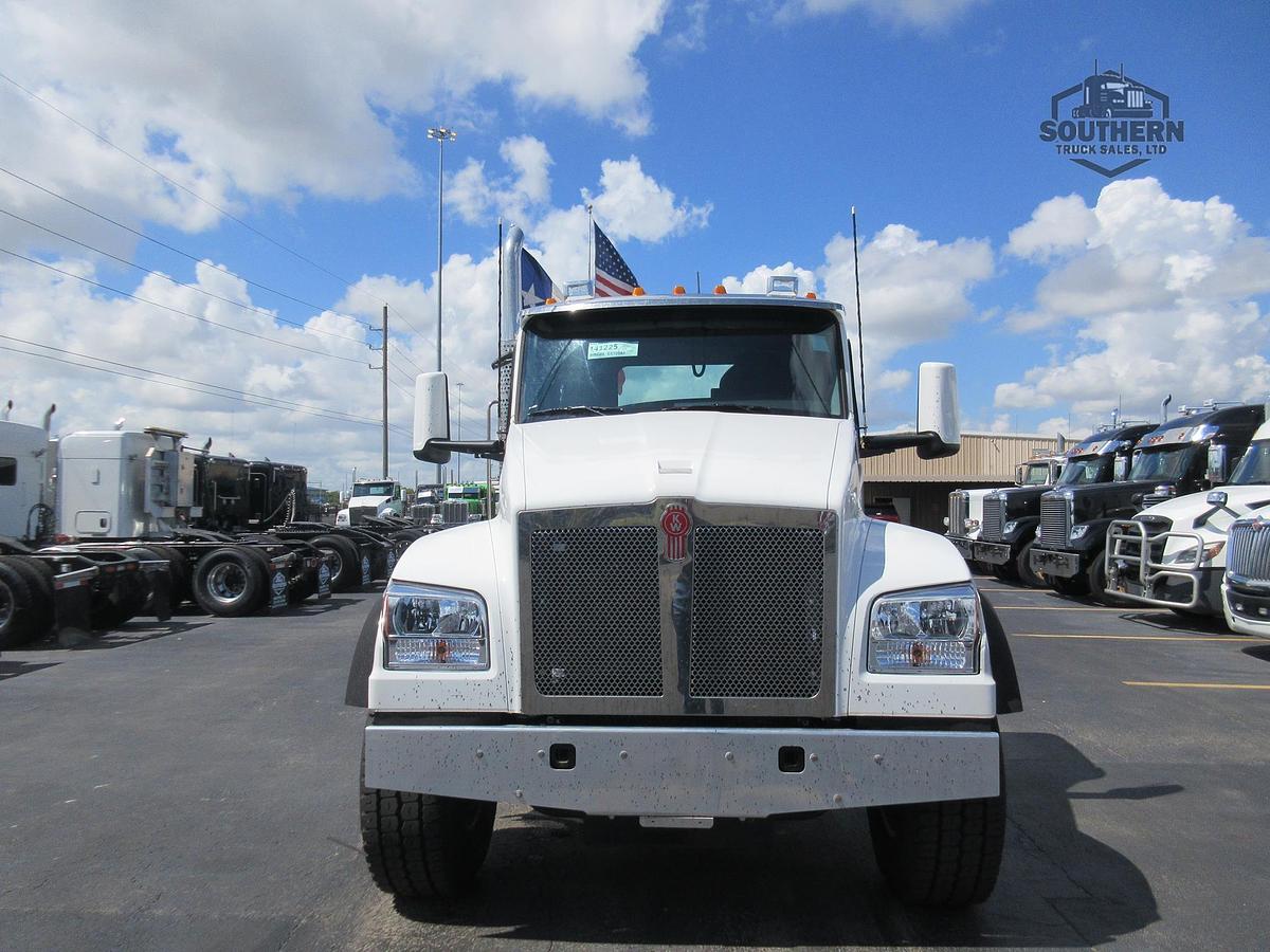 2025 KENWORTH T880