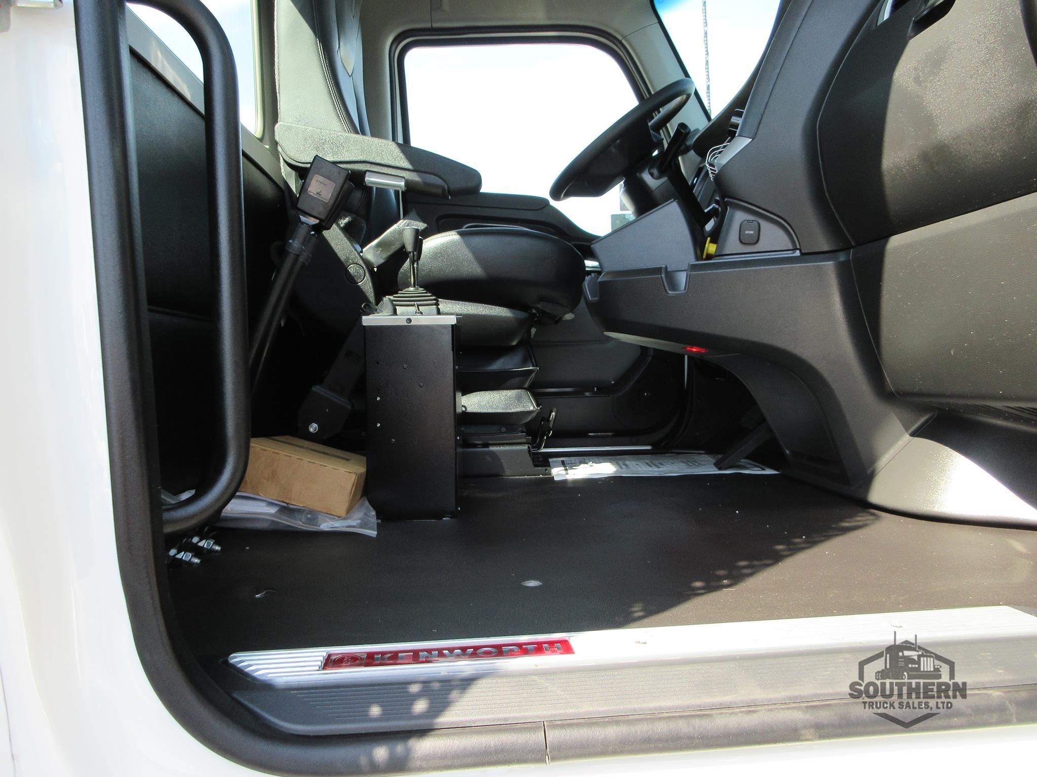 2025 KENWORTH T880