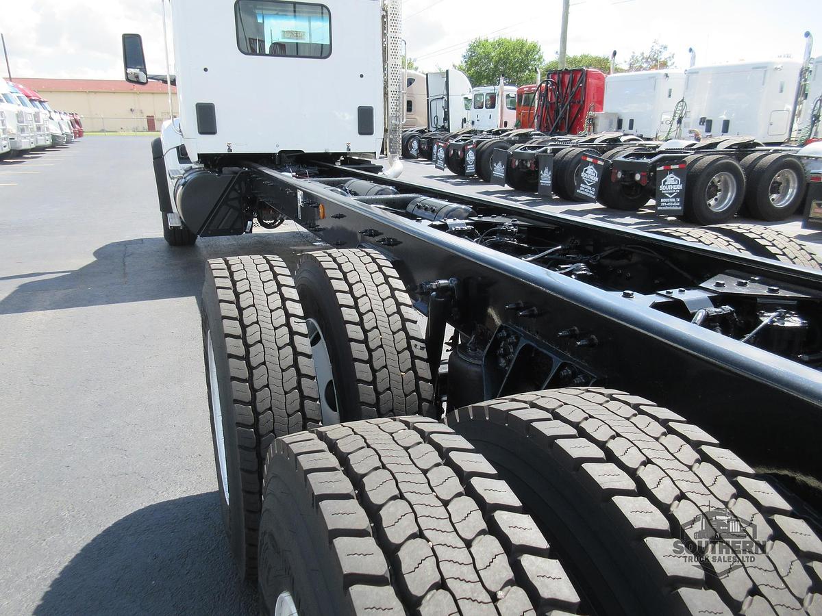 2025 KENWORTH T880