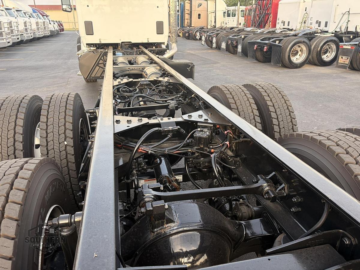 2025 KENWORTH T880