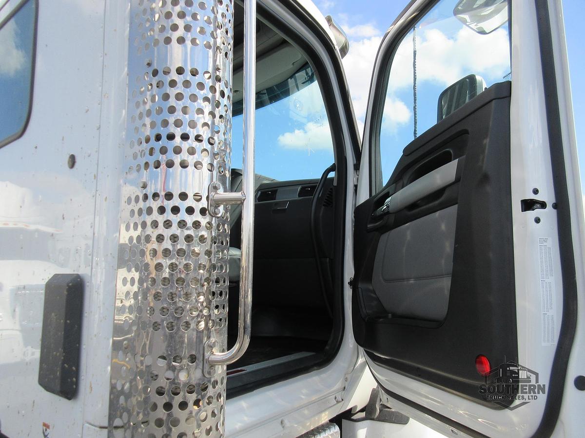 2025 KENWORTH T880