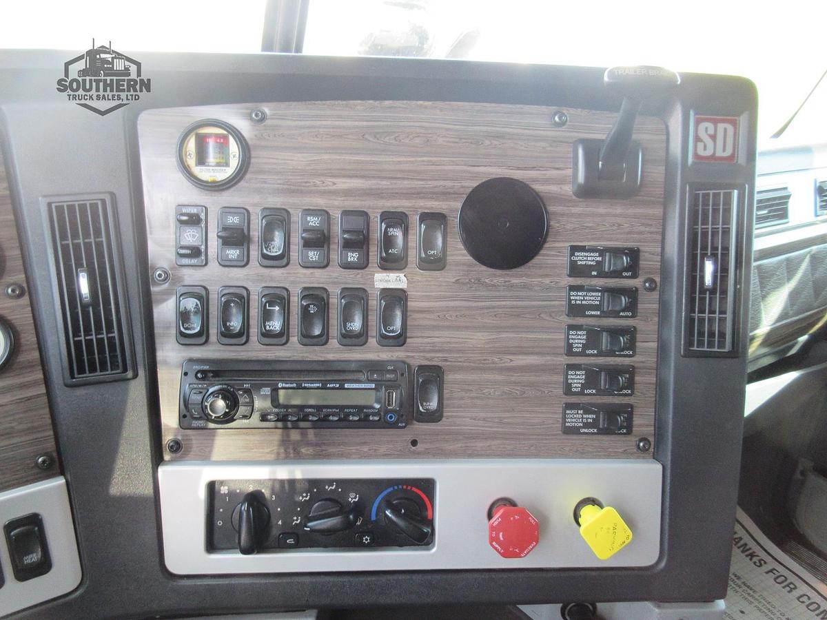 Used 2019 FREIGHTLINER 122SD