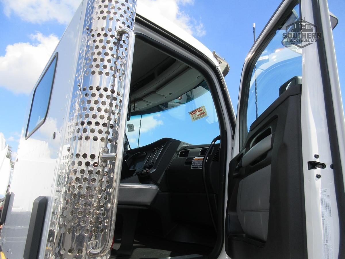 2025 KENWORTH T880