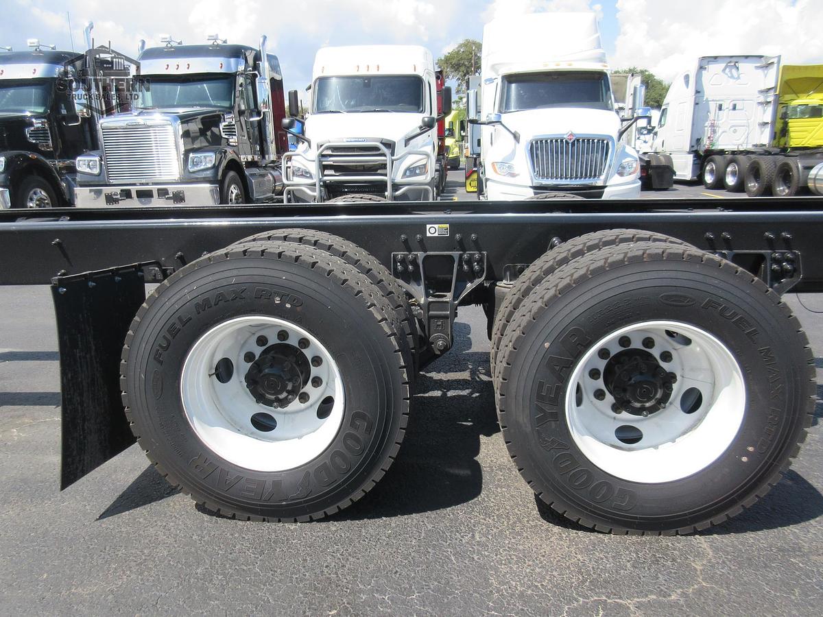 2025 KENWORTH T880
