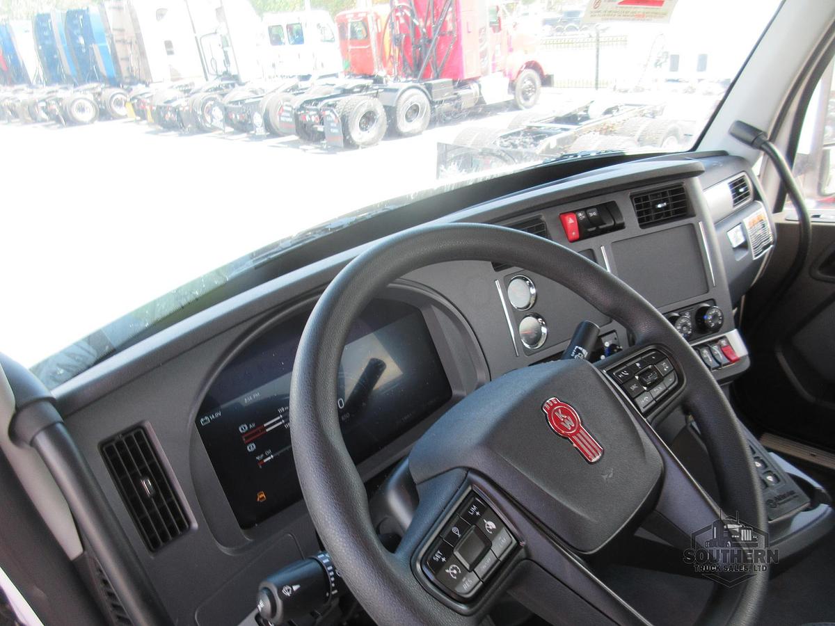 2025 KENWORTH T880
