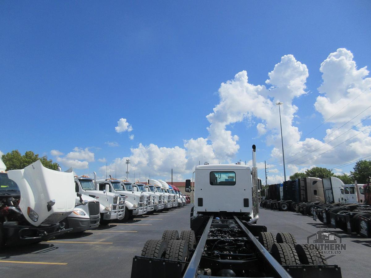 2025 KENWORTH T880