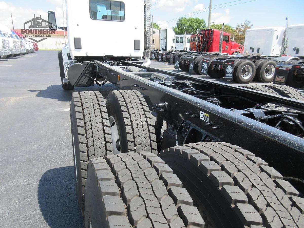 2025 KENWORTH T880