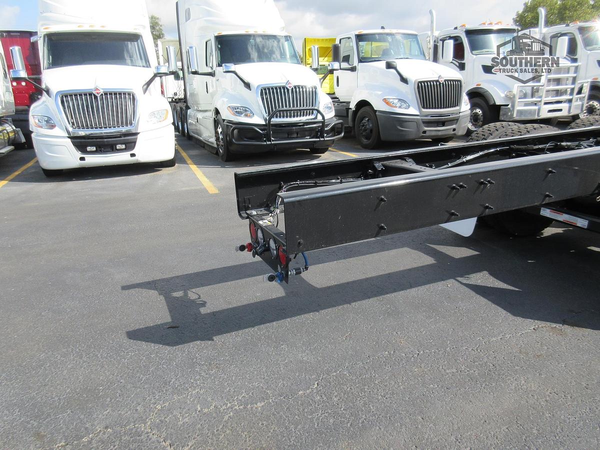2025 KENWORTH T880