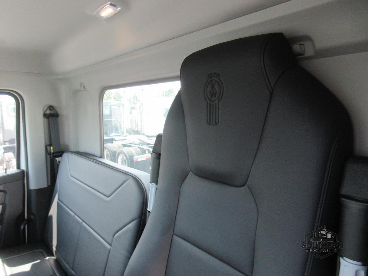 2025 KENWORTH T880