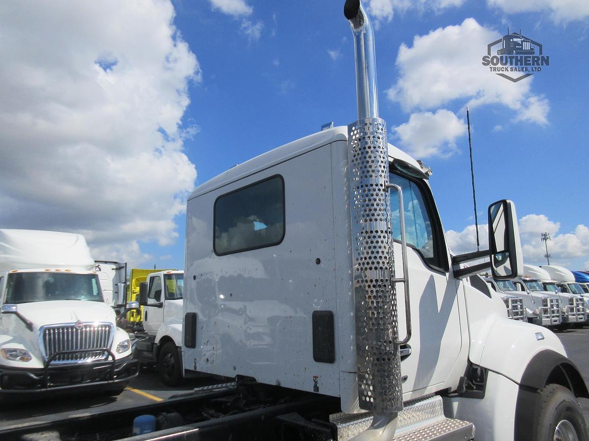 2025 KENWORTH T880
