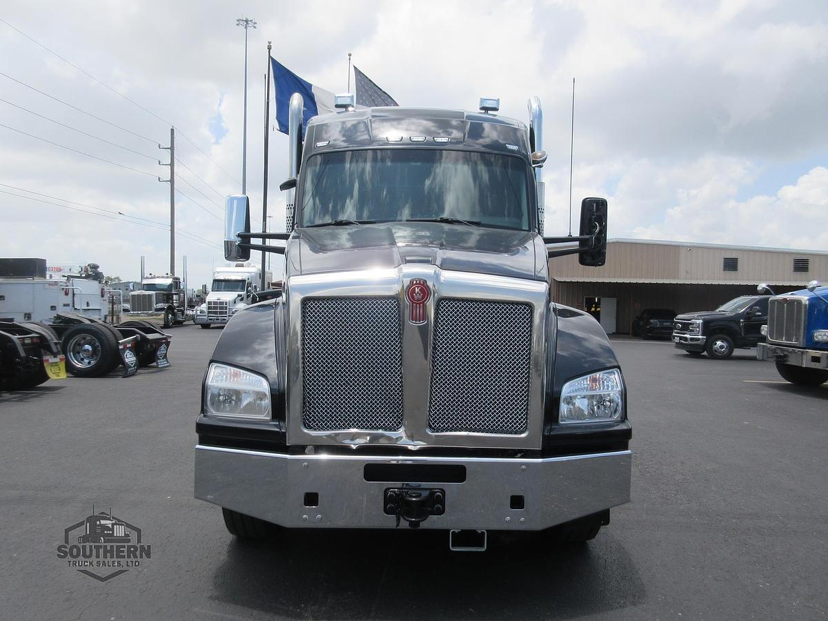 Used 2023 KENWORTH T880
