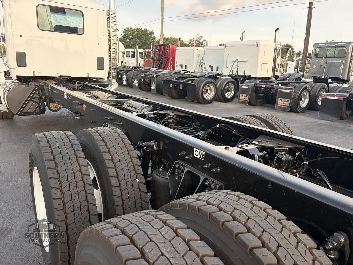 2025 KENWORTH T880