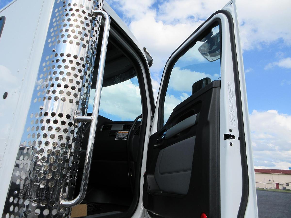 2025 KENWORTH T880
