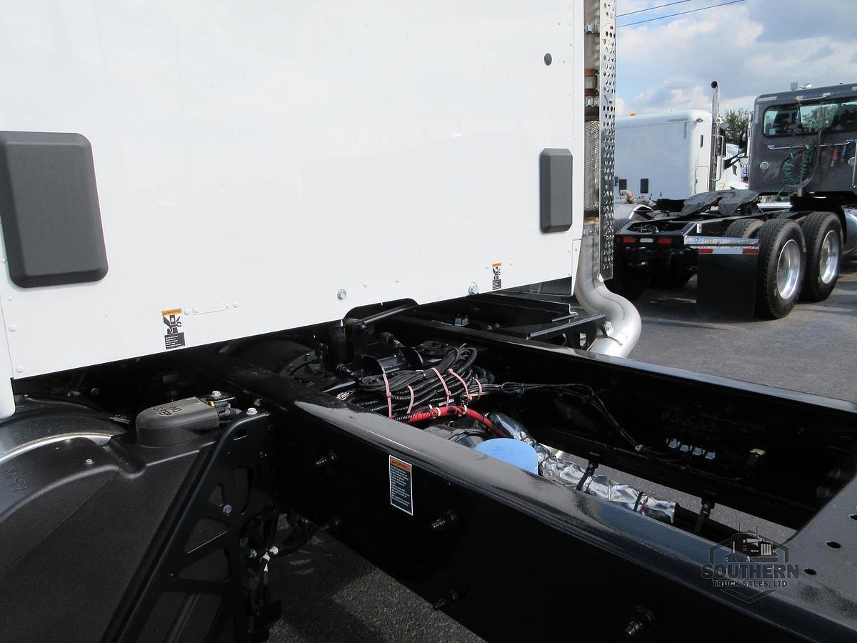 2025 KENWORTH T880