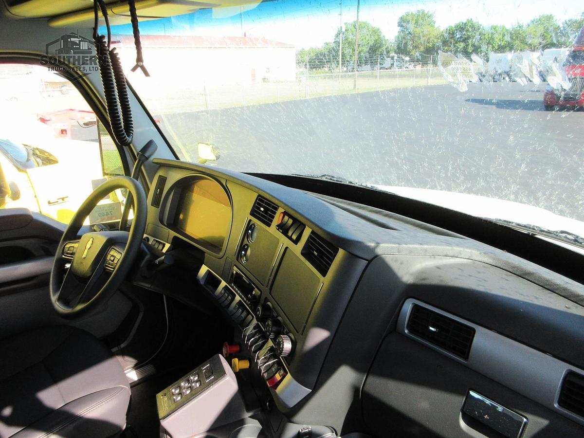 2025 KENWORTH T880