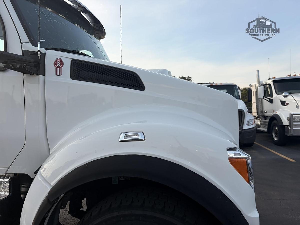 2025 KENWORTH T880
