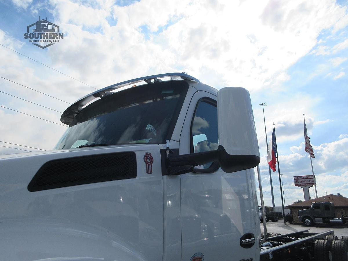 2025 KENWORTH T880